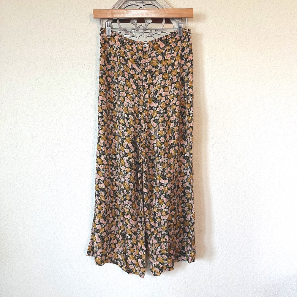 American Eagle • Wide Leg High Waist Floral Rosette Patterned Gauze Pants
